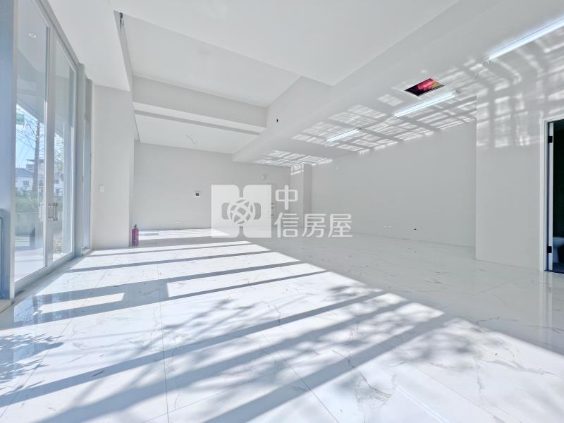 軍功商圈十米超大面寬形象店面房屋室內格局與周邊環境