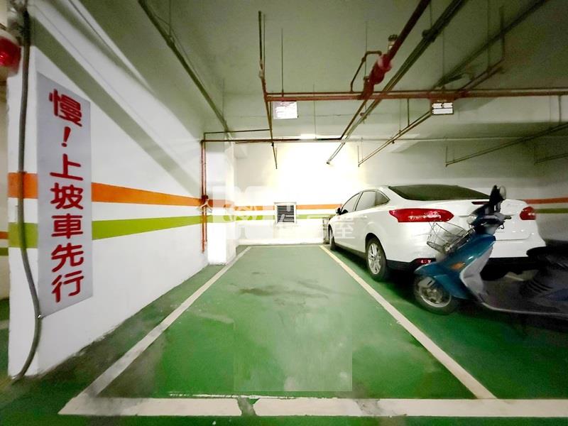 遠百商圈黃金次頂樓三房平車房屋室內格局與周邊環境