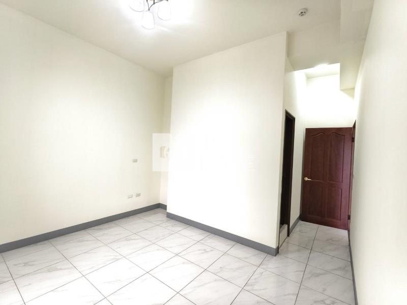 屏東三期文教區5年輕齡雙車華廈房屋室內格局與周邊環境