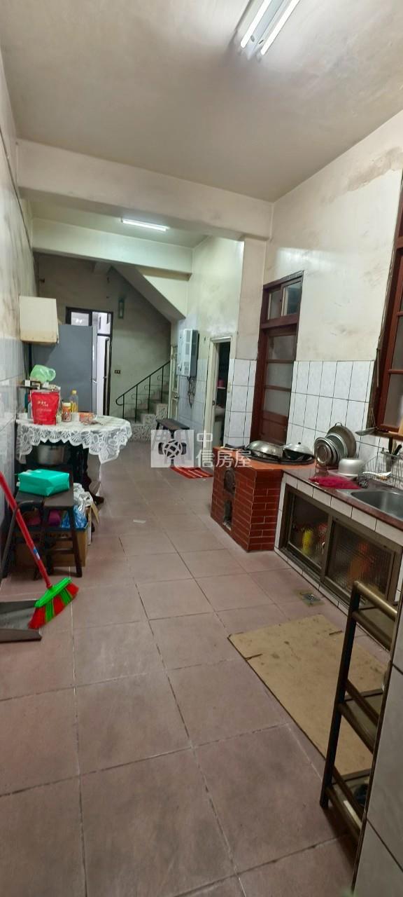 大園市中心大地坪透天金店面房屋室內格局與周邊環境