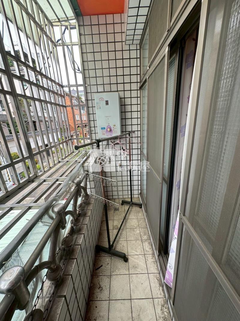 爽文國中旁孝親房臨路透天房屋室內格局與周邊環境