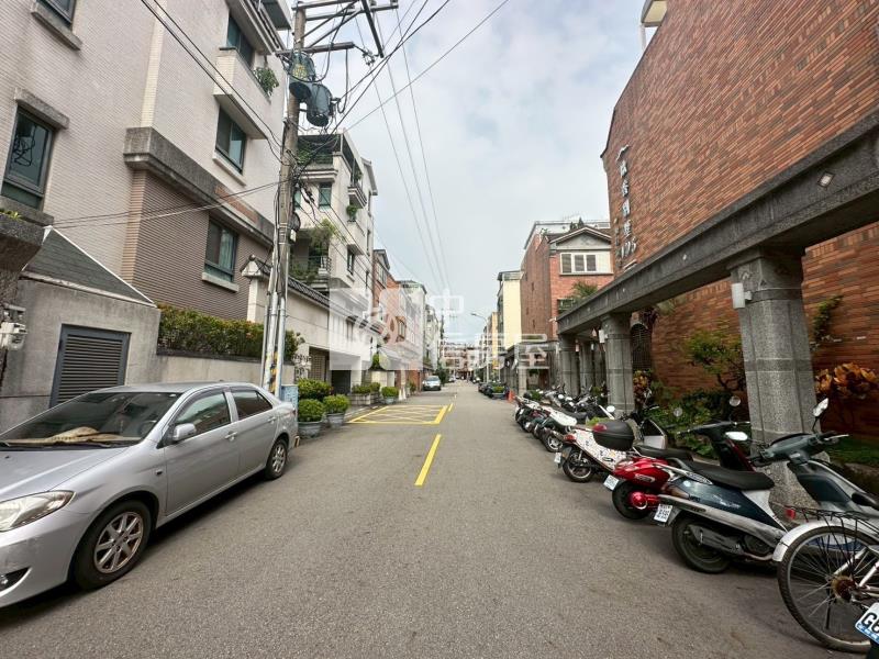 爽文國中旁孝親房臨路透天房屋室內格局與周邊環境