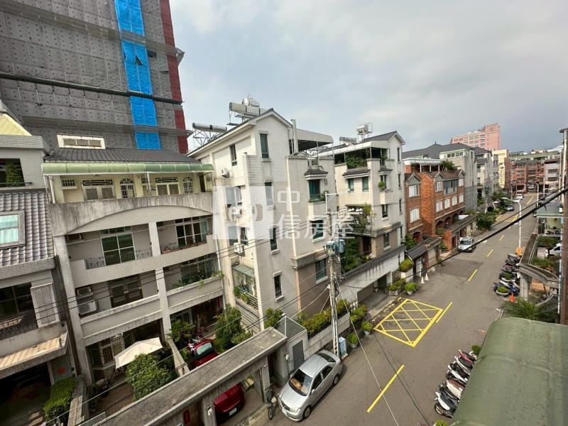爽文國中旁孝親房臨路透天房屋室內格局與周邊環境