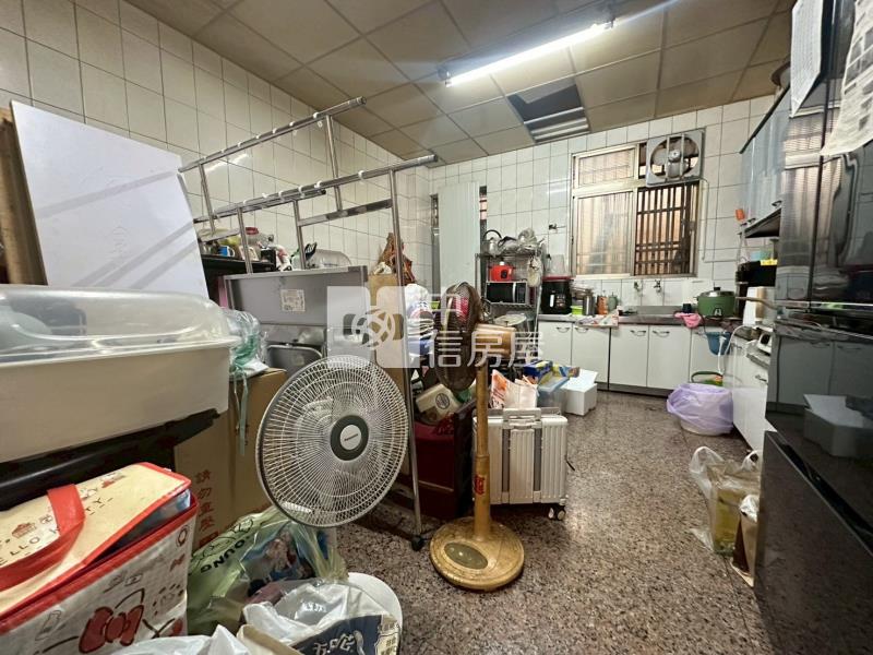 爽文國中旁孝親房臨路透天房屋室內格局與周邊環境