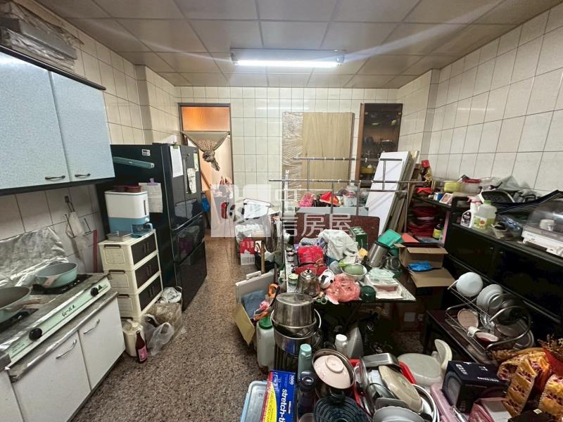 爽文國中旁孝親房臨路透天房屋室內格局與周邊環境