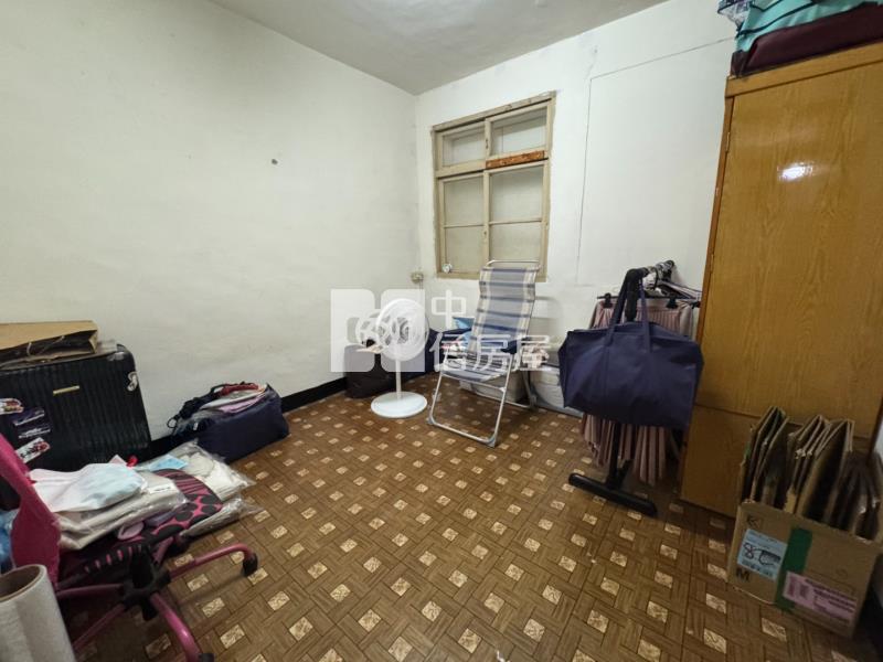 文化國小 8米活巷 有前院 門前停車美透天房屋室內格局與周邊環境
