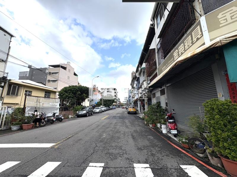 逢甲烈美街面寬雙車一樓美寓(專任)房屋室內格局與周邊環境