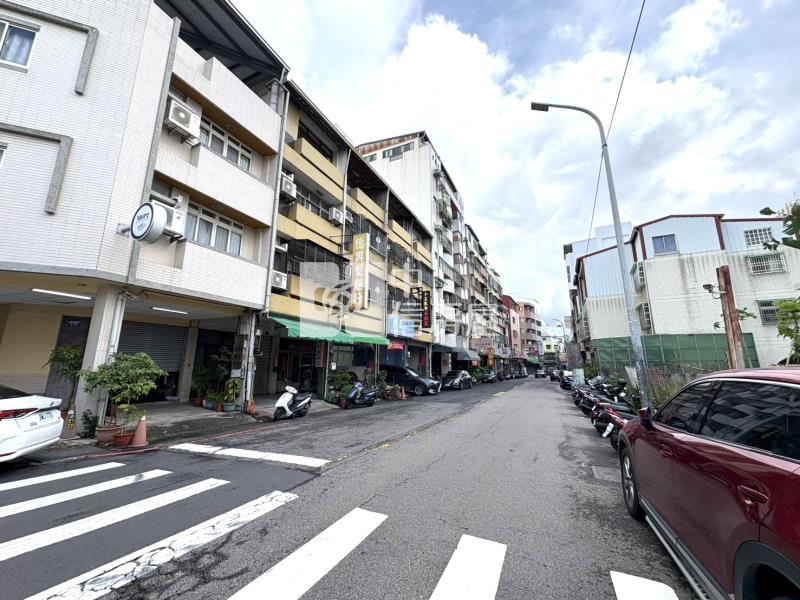 逢甲烈美街面寬雙車一樓美寓(專任)房屋室內格局與周邊環境