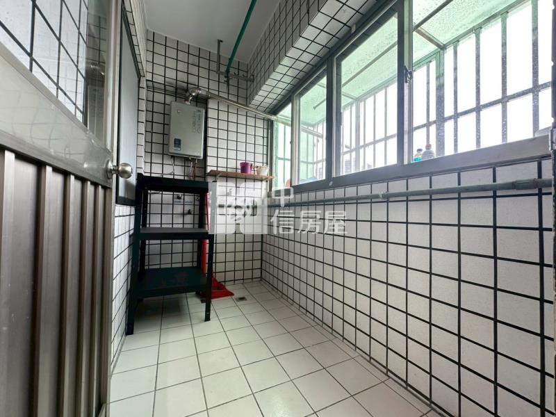 松竹國小採光大三房車位好租房屋室內格局與周邊環境