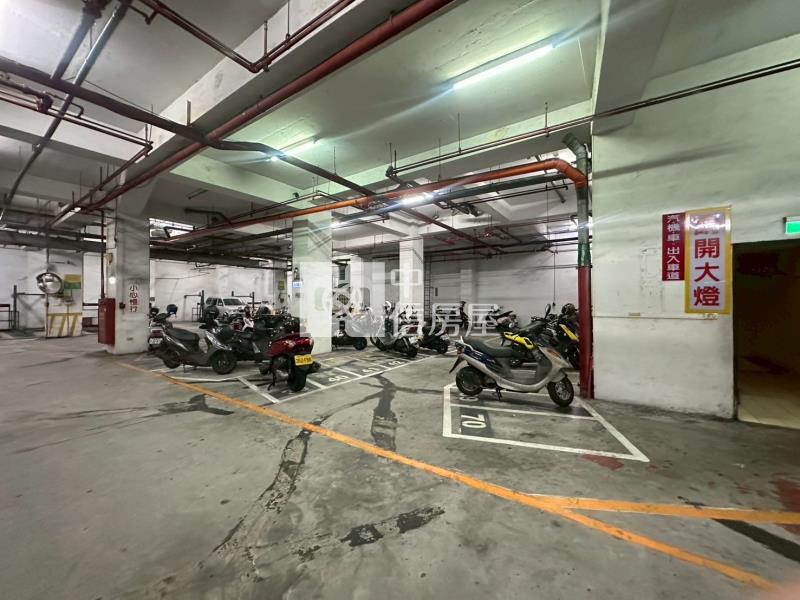 松竹國小採光大三房車位好租房屋室內格局與周邊環境