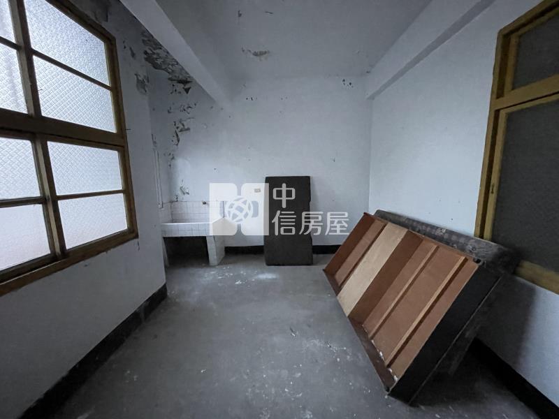 市區正路邊大地坪透天店面房屋室內格局與周邊環境