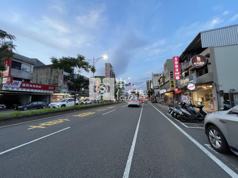 市區正路邊大地坪透天店面房屋室內格局與周邊環境