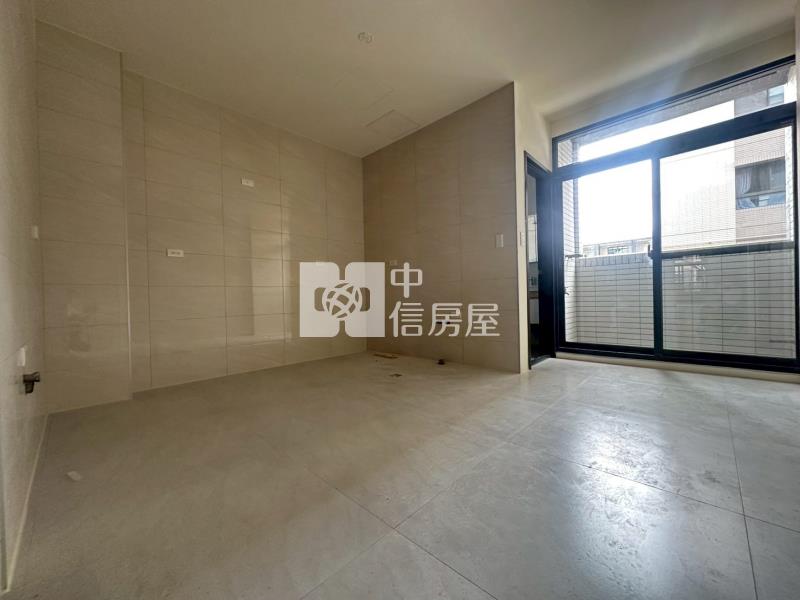 潭子市中心正圓通南路全新落成電梯金店面房屋室內格局與周邊環境