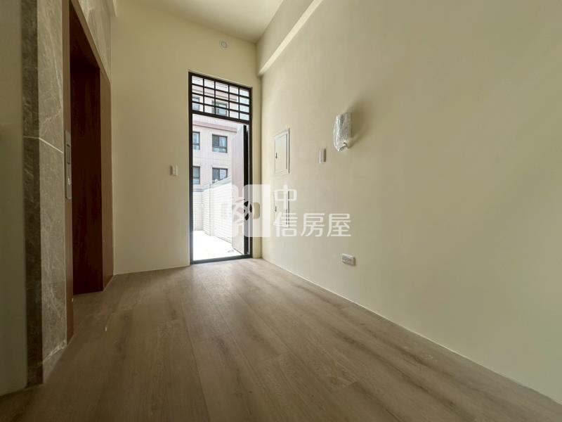 潭子市中心正圓通南路全新落成電梯金店面房屋室內格局與周邊環境