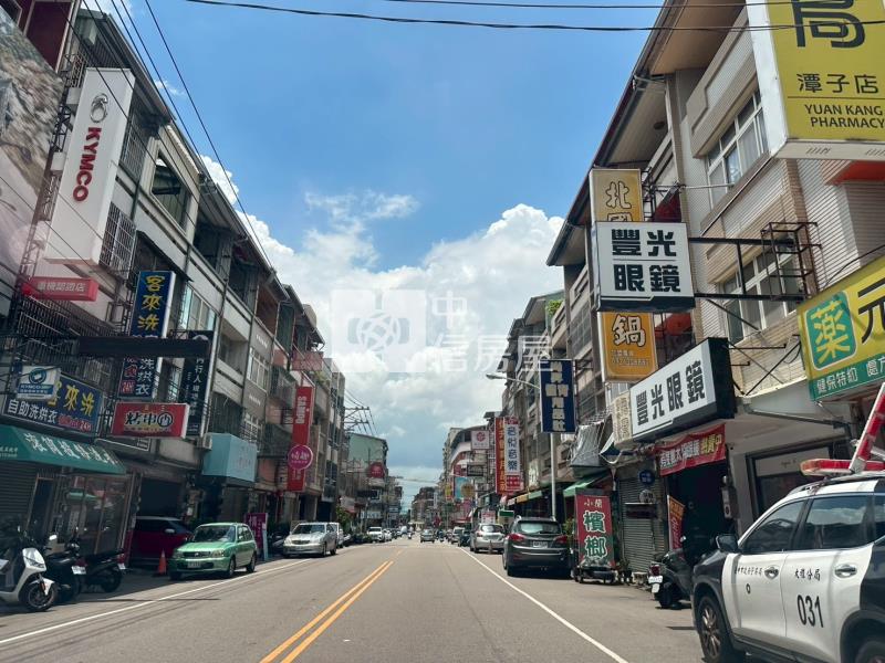 潭子市中心正圓通南路全新落成電梯金店面房屋室內格局與周邊環境