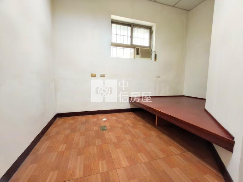 太平大面寬建地.未保登9房大透天.可停5台車.有鑰匙.歡迎參觀房屋室內格局與周邊環境
