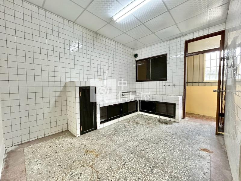 雙面臨路大坪數店住房屋室內格局與周邊環境