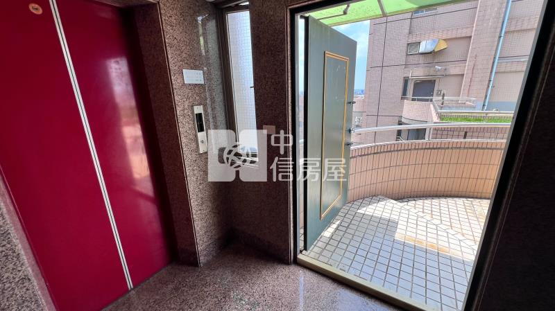 次頂樓四房雙車位花園華廈房屋室內格局與周邊環境