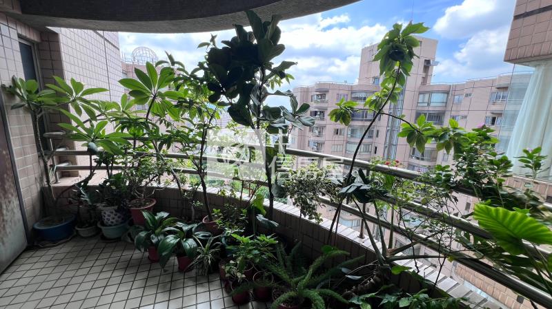 次頂樓四房雙車位花園華廈房屋室內格局與周邊環境