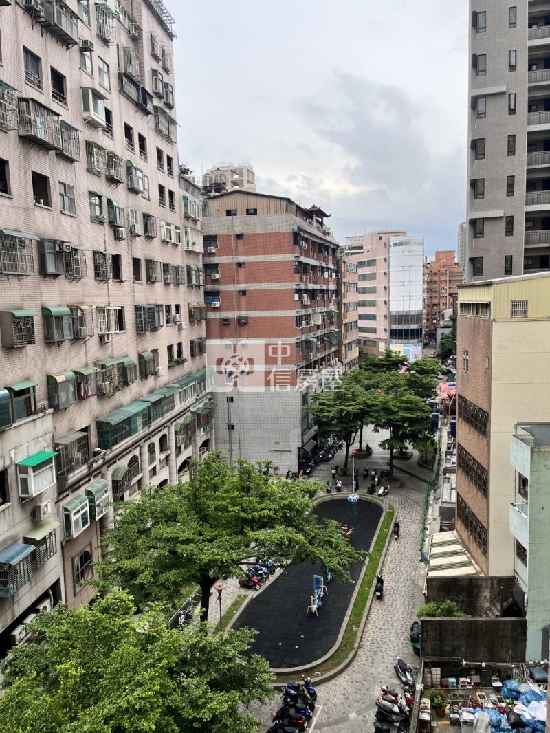 車站商圈大套房+車位房屋室內格局與周邊環境