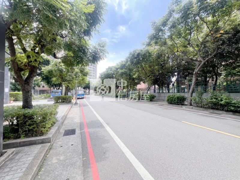 近桃園藝文特區上城1+1房車房屋室內格局與周邊環境