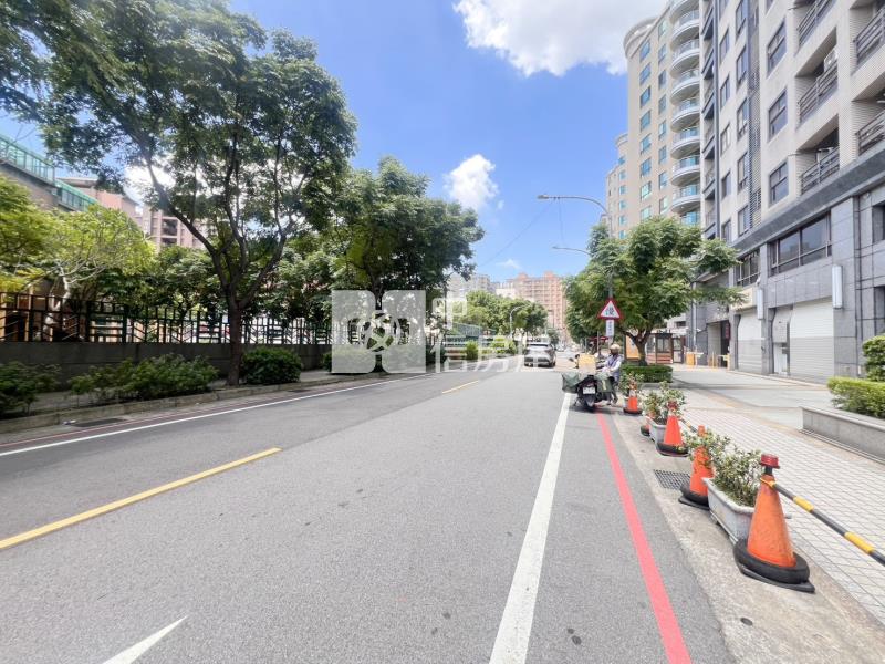 近桃園藝文特區上城1+1房車房屋室內格局與周邊環境