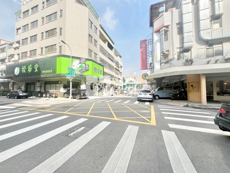 大墩商圈大面寬黃金角店房屋室內格局與周邊環境