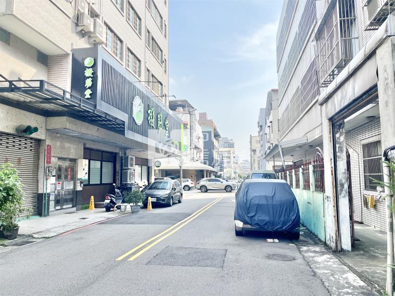 大墩商圈大面寬黃金角店房屋室內格局與周邊環境