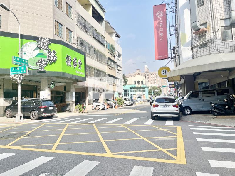 大墩商圈大面寬黃金角店房屋室內格局與周邊環境