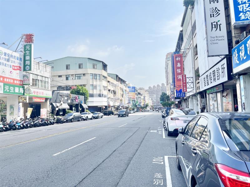 大墩商圈大面寬黃金角店房屋室內格局與周邊環境
