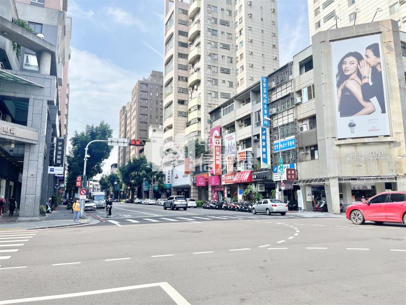 大墩商圈大面寬黃金角店房屋室內格局與周邊環境