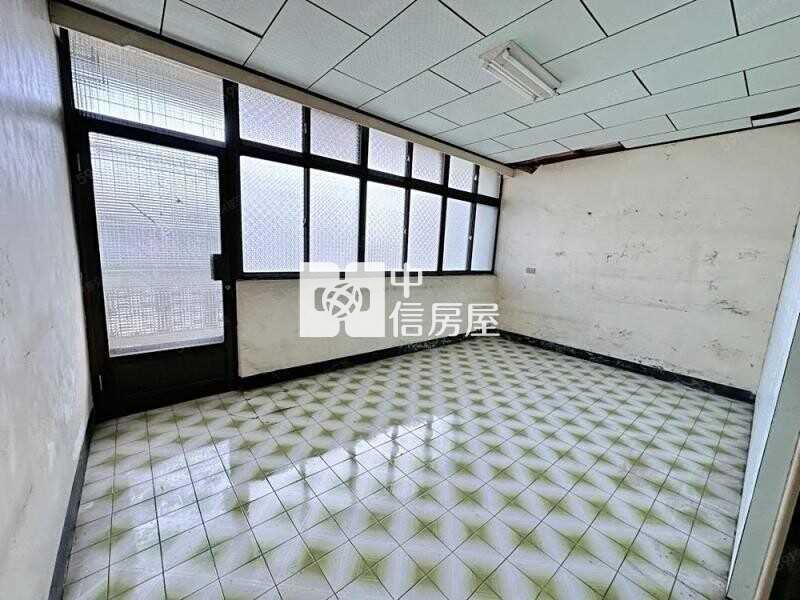 龍岡大操場前院車庫透天房屋室內格局與周邊環境