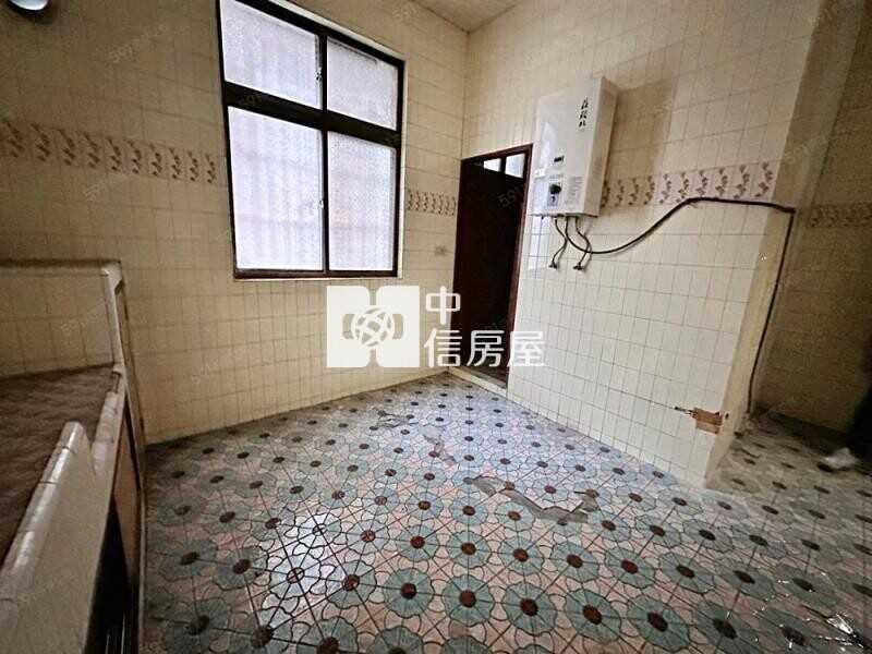 龍岡大操場前院車庫透天房屋室內格局與周邊環境