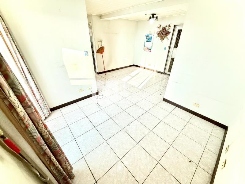 新光市場旁三房次頂樓視野戶,出價談房屋室內格局與周邊環境