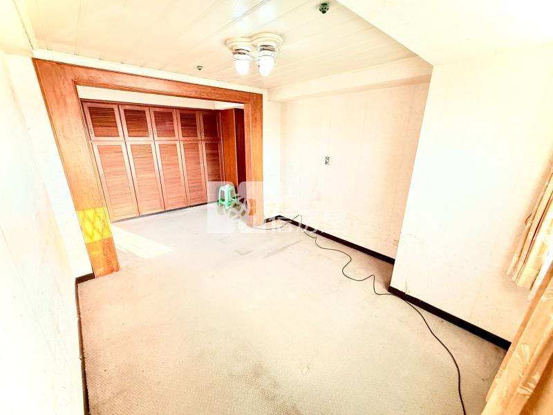 新光市場旁三房次頂樓視野戶,出價談房屋室內格局與周邊環境