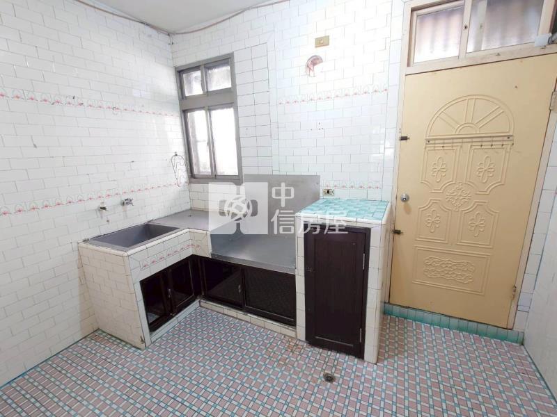 近體育園區透天房屋室內格局與周邊環境