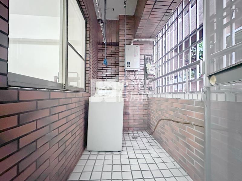 南區愛買旁三房平車(專任)房屋室內格局與周邊環境