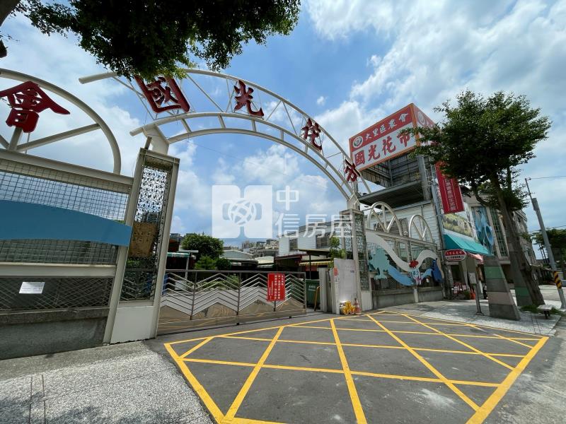 大里國光花市邊間臨路別墅房屋室內格局與周邊環境