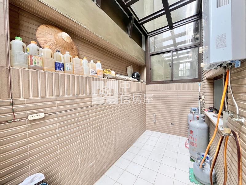 市區旁邊間前院停車美墅房屋室內格局與周邊環境