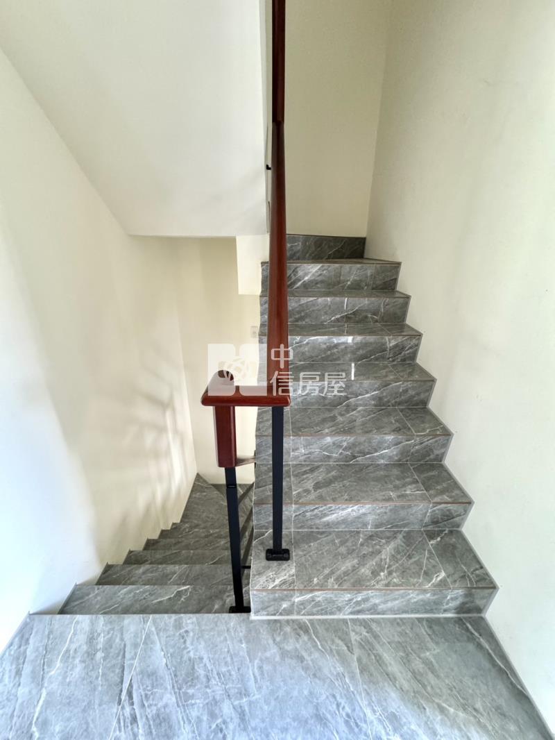 北屯十期全新角間臨路四車電梯別墅房屋室內格局與周邊環境
