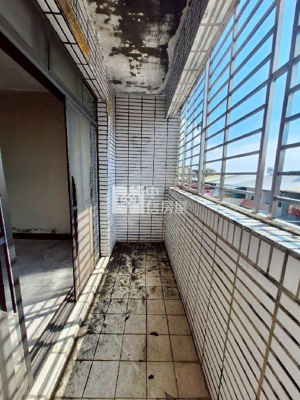 和生市地重劃區旁車庫透天房屋室內格局與周邊環境