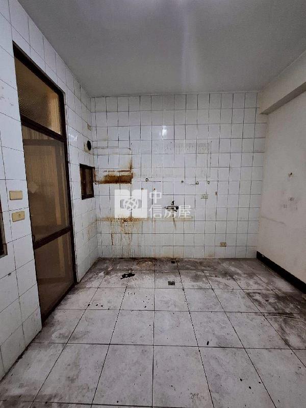 和生市地重劃區旁車庫透天房屋室內格局與周邊環境