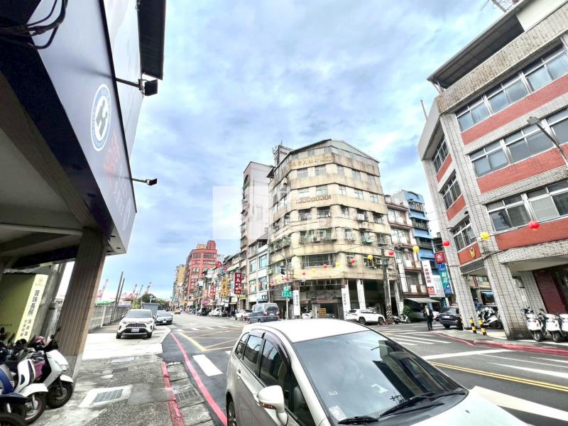 基隆義一路平地透天大馬路金店面房屋室內格局與周邊環境
