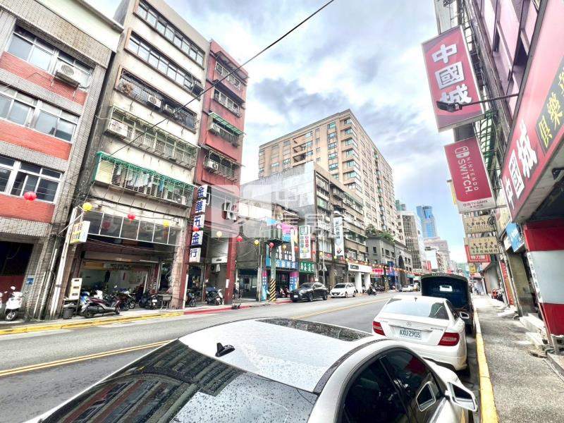 基隆義一路平地透天大馬路金店面房屋室內格局與周邊環境
