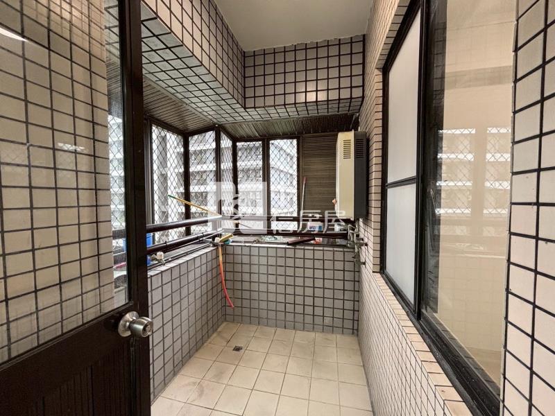 (育仁藝術林園)一中商圈裝潢三房平車房屋室內格局與周邊環境