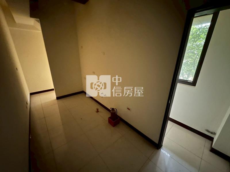 近A18國泰置地挑高透店A房屋室內格局與周邊環境