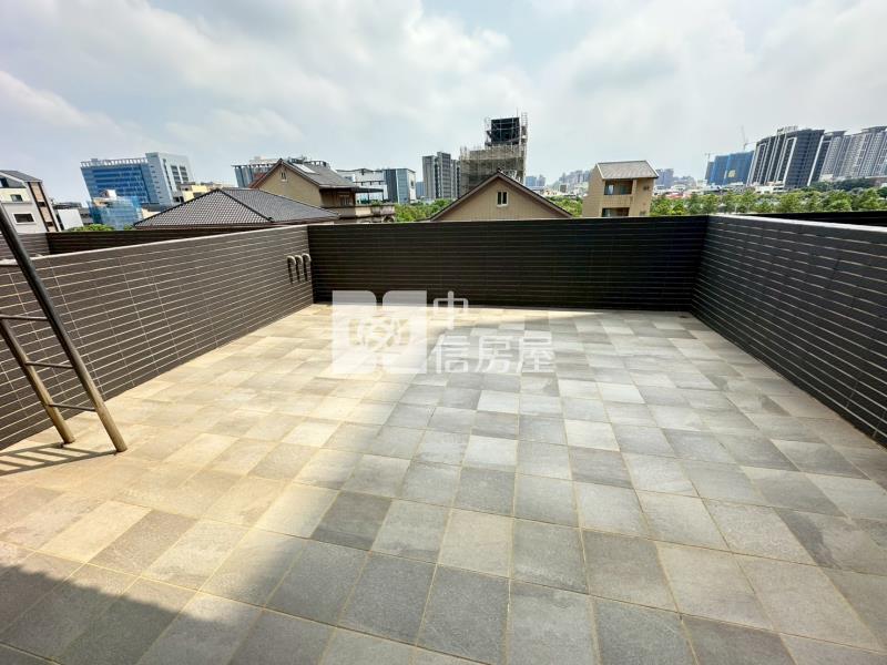 近A18國泰置地挑高透店B房屋室內格局與周邊環境