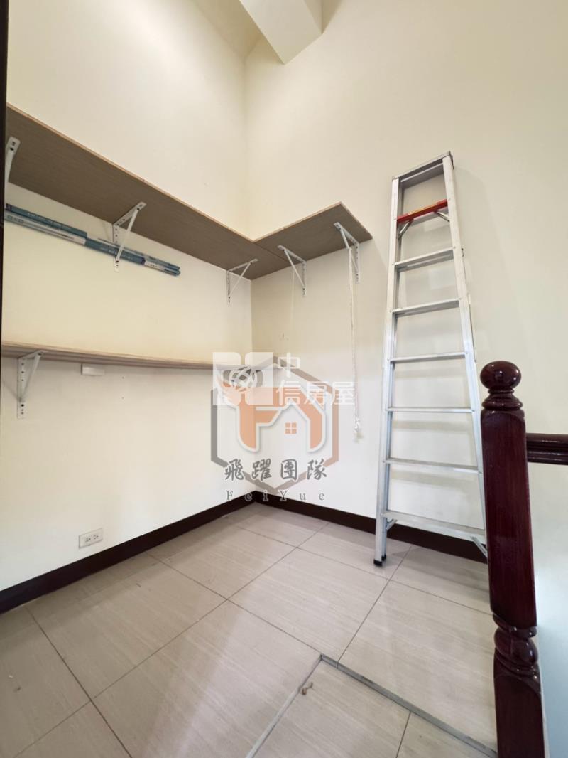 專任【富山居】豪邸電梯別墅|6.5米大面寬|可停三台車房屋室內格局與周邊環境