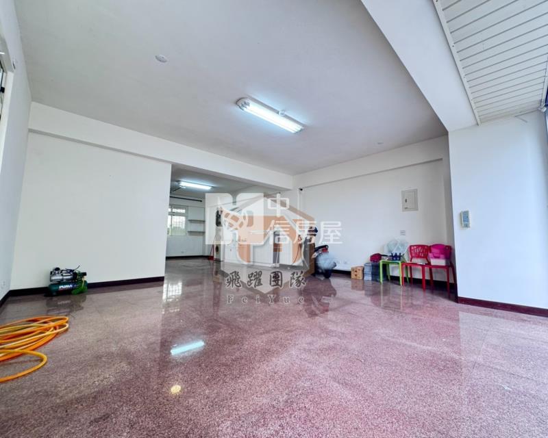 專任【富山居】豪邸電梯別墅|6.5米大面寬|可停三台車房屋室內格局與周邊環境