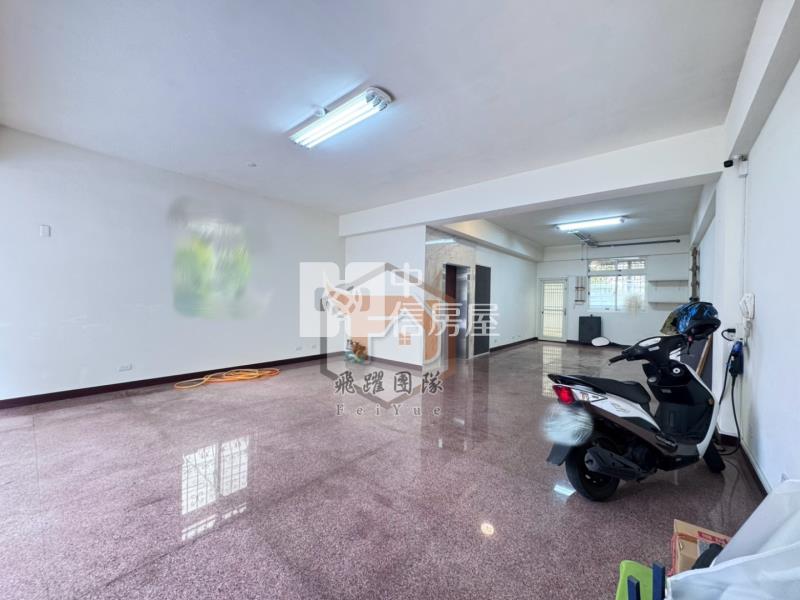 專任【富山居】豪邸電梯別墅|6.5米大面寬|可停三台車房屋室內格局與周邊環境